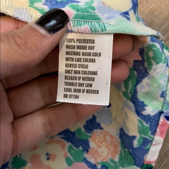 Crown and Ivy Sleeveless Ruffle Neck Floral Top - Picture 7 of 8